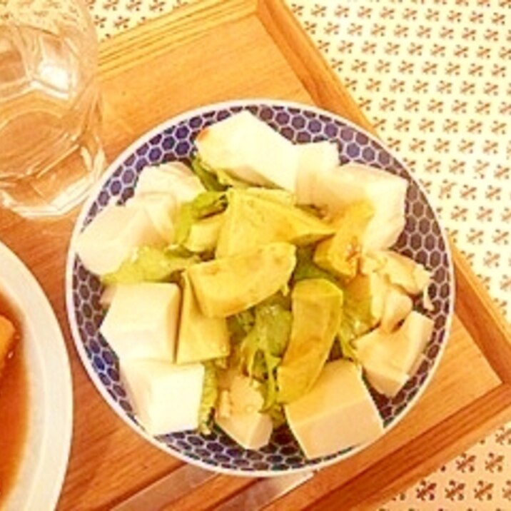アボカド、豆腐、レタスのシンプルサラダ